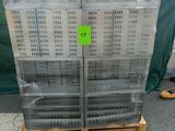 une pile de caisses posées sur une palette, avec une étiquette de prix