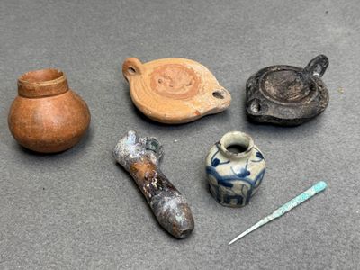 Lot de pièces antiques: - Fiole en verre antique Moyen Orien…