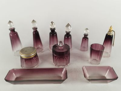 beaucoup de bouteilles en verre violettes et de plateaux sur la table