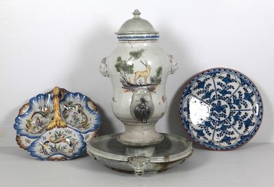 trois assiettes et un vase posés sur une table