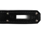 une ceinture en cuir noir munie d'une boucle en métal