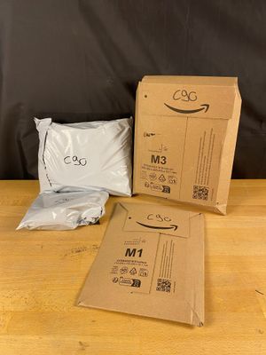 une boîte avec un sourire dessus posée sur une table à côté d'un sac de coussins