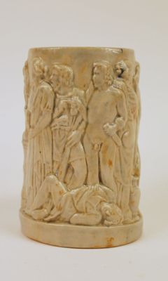 un vase blanc sur lequel est représenté un homme et une femme