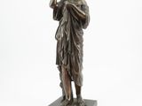 statue en bronze d'une femme tenant un oiseau sur un socle en marbre