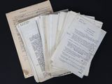 un grand nombre de papiers posés sur une table
