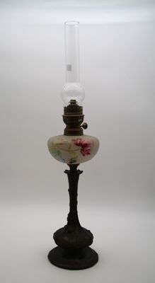 une lampe posée sur une table, sur fond blanc