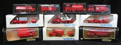 six camions de pompiers rouges dans des boîtes, sur fond noir