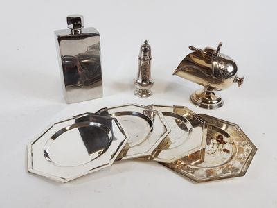 un plateau en argent avec un briquet et un jeu de dessous de verre