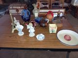 une table sur laquelle se trouvent de nombreux objets différents