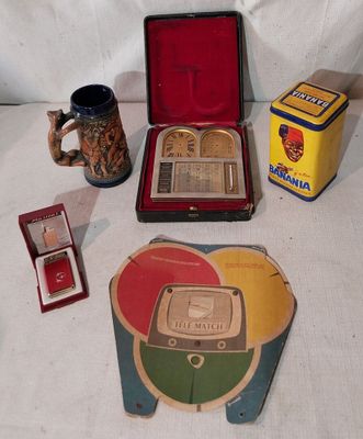 plusieurs objets posés ensemble sur une table