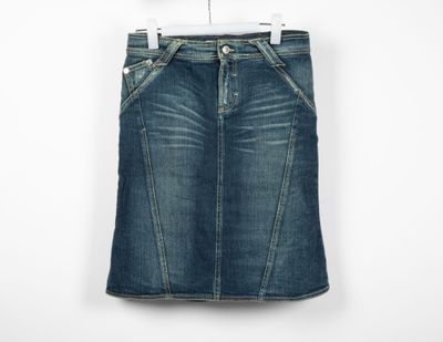 une jupe en jean pour femme suspendue à un cintre