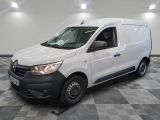 la camionnette blanche est garée sur un sol carrelé en damier