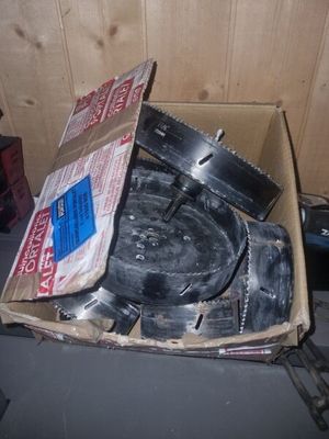 une boîte en carton contenant une pile de vieux disques
