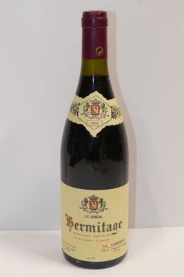 une bouteille de vin posée sur une table