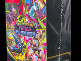 La boîte du jeu de cartes comporte l'image d'un personnage Pokémon.