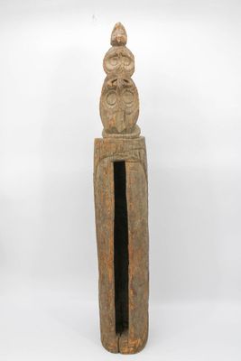 Tambour à fente sculpté à une extrémité d'une tête zoomorphe…