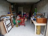 un garage rempli d'objets