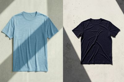 deux t-shirts pour homme accrochés l'un à côté de l'autre sur un mur