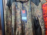 deux vestes accrochées à un portant dans un magasin