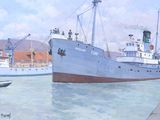 une peinture représentant un bateau dans l'eau, près d'un quai