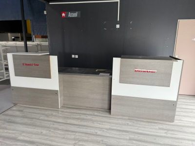 deux comptoirs d'accueil au milieu d'une grande salle