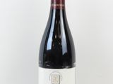 une bouteille de vin posée sur une table