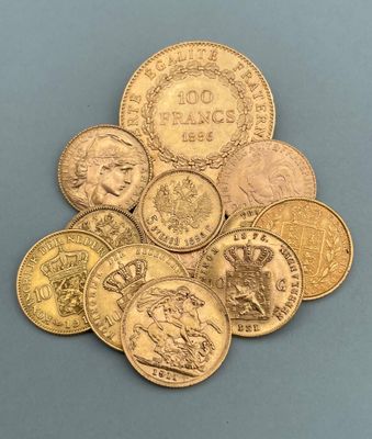 un tas de pièces d'or posé sur une surface bleue