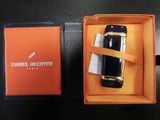 une boîte orange posée sur une table, contenant un téléphone portable