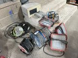 beaucoup de câbles et d'autres équipements électriques au sol