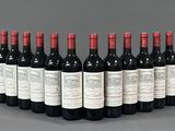 un groupe de bouteilles de vin posées sur une table