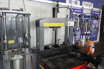 un homme travaillant sur une machine dans un garage