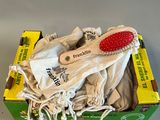une boîte contenant une paire de gants et une brosse