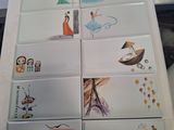 une photo montrant un tas de cartes posées sur une table