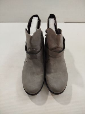 l'arrière d'une paire de bottes grises à talon noir