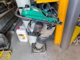 une soufflette verte posée sur un tas d'outils