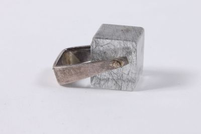 une bague en argent avec une poignée en métal sur un fond blanc