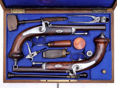 une boîte contenant tout un tas de vieilles armes à feu