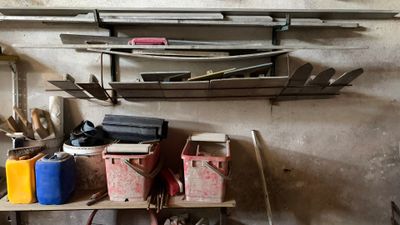 une étagère sur laquelle sont posés des outils, dans un garage
