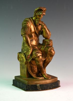 statue en bronze représentant un homme assis sur un tabouret, la main posée sur le menton