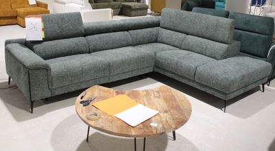 un canapé et une table basse dans une pièce