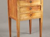 une image représentant une petite table en bois sur laquelle se trouvent trois tiroirs