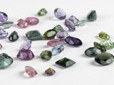 pierres précieuses de tourmaline multicolores sur un fond blanc