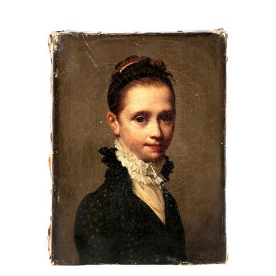 portrait d'une femme en robe noire avec un col en dentelle