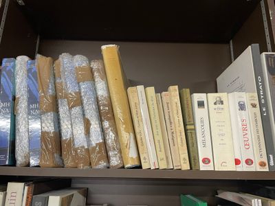 plusieurs livres sur une étagère dans une boîte à livres