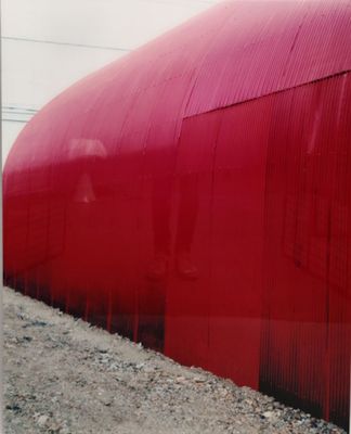 un grand bâtiment rouge avec un toit rouge sur le côté