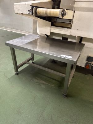 une machine posée sur une table dans une pièce