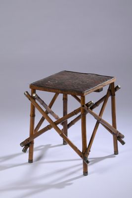 une image représentant un petit tabouret en bois avec une assise et des pieds en bois