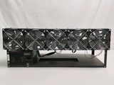 un gros plan d'un rack surmonté de quatre ventilateurs