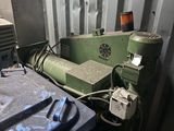 une machine posée à côté d'une poubelle