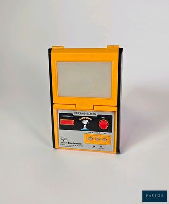 une console Nintendo jaune posée sur une surface blanche
